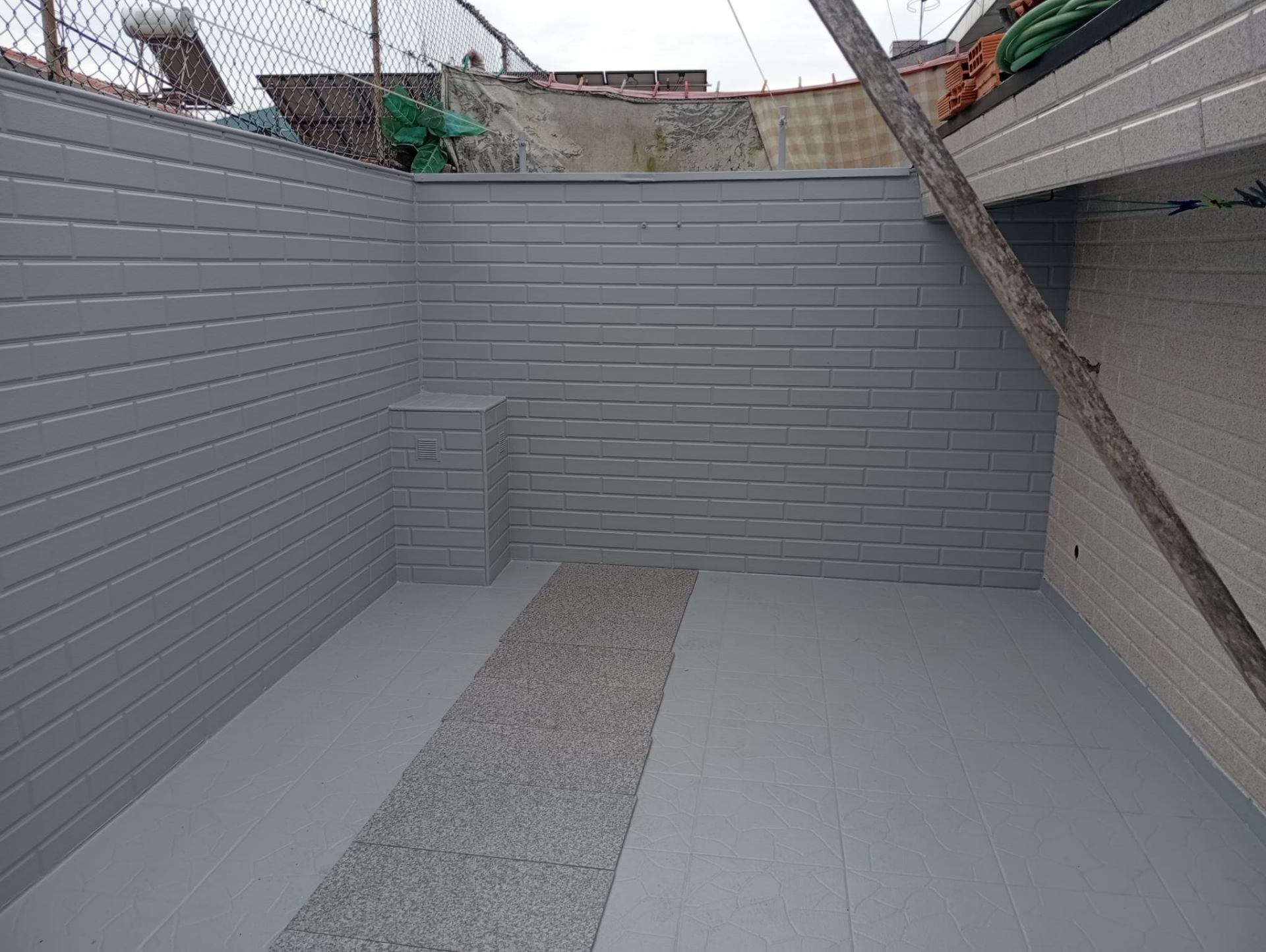Pátio exterior finalizado com revestimento cerâmico