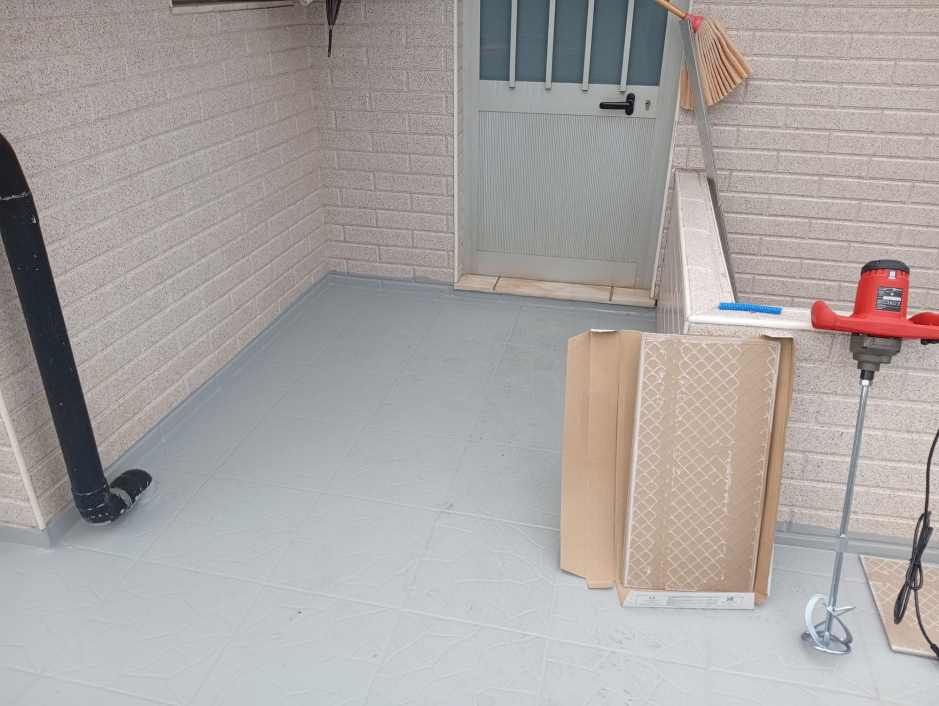 Pátio interior com pavimento finalizado