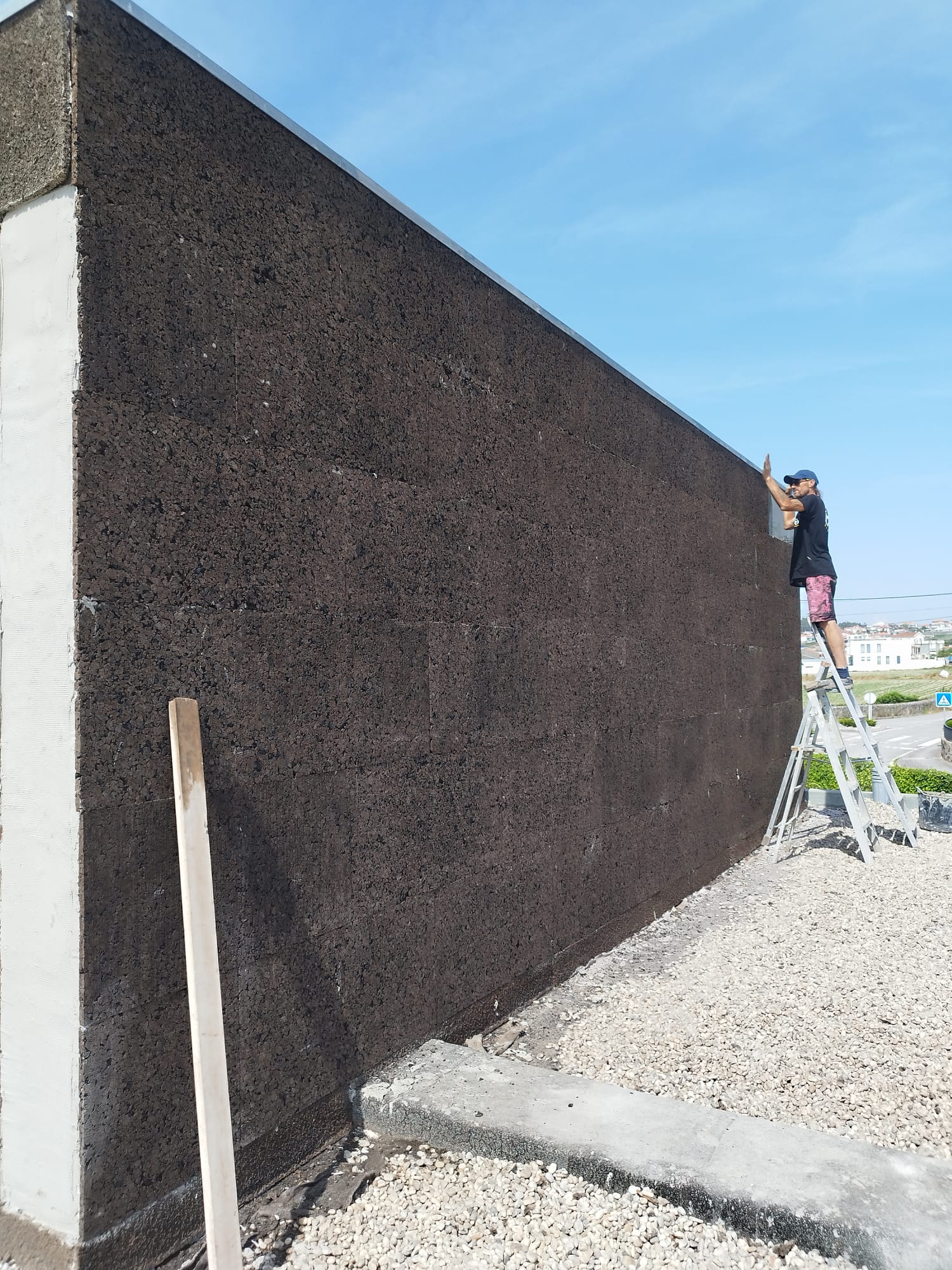 Fachada revestida com cortiça expandida