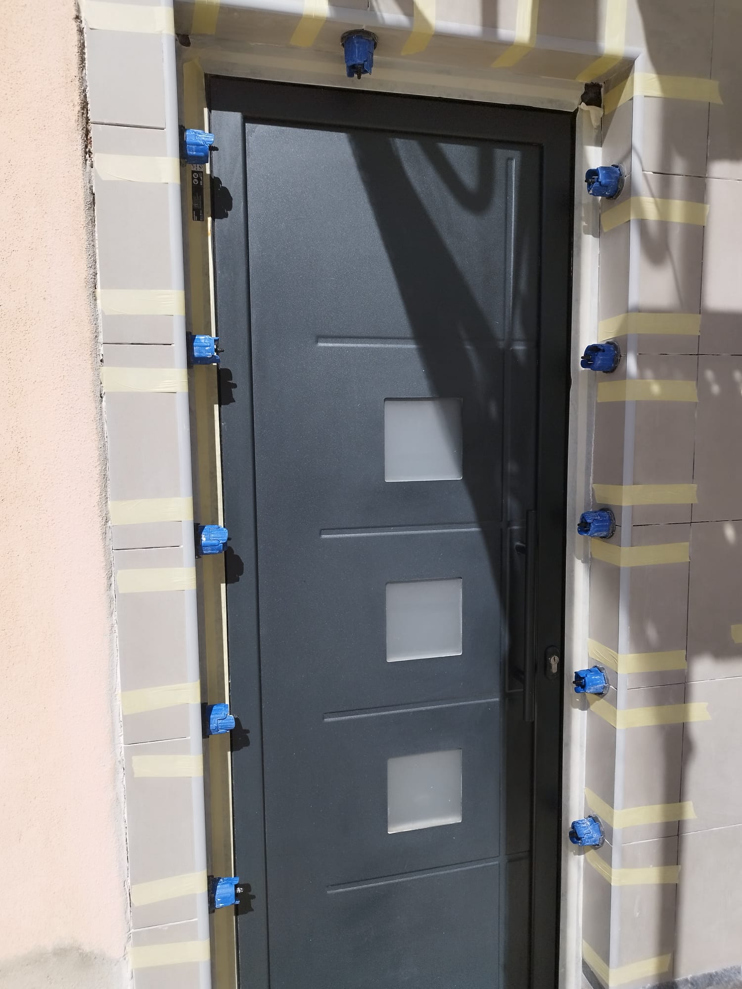 Instalação de porta de alumínio