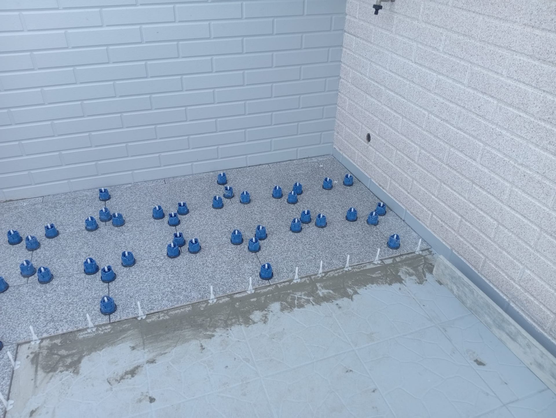 Aplicação de mosaico com sistema nivelador
